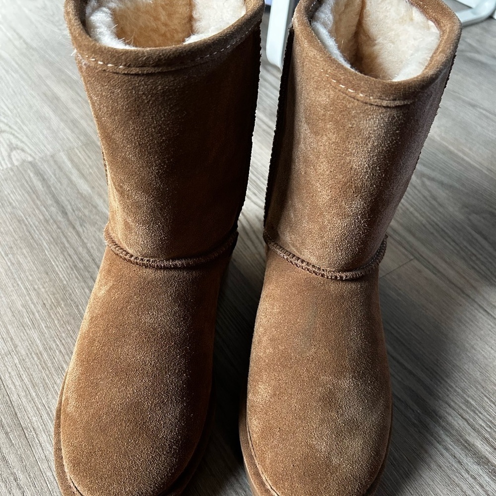 BearPaw, Classic Brown Suede Boots Sz 6/7.
